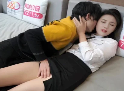 Cô gái làm thư ký lén phục vụ sếp trong văn phòng vì tiền